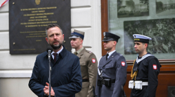 Warszawa, 12.05.2026 r. Wicepremier, minister obrony narodowej Władysław Kosiniak-Kamysz podczas uroczystości odsłonięcia tablicy pamiątkowej na fasadzie budynku Dowództwa Garnizonu Warszawa. Fot. PAP/Radek Pietruszka