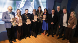Laureatka Nagrody im. Marka Edelmana Zuzanna Radzik (5L), współtwórca Muzeum Historii Żydów Polskich Tomasz Ulatowski (2P), przewodniczący Zarządu Stowarzyszenia Żydowski Instytut Historyczny w Polsce Piotr Wiślicki (4P), przewodniczący Stowarzyszenia Żydów Kombatantów i Poszkodowanych w II Wojnie Światowej Jan Okulicz - Kozaryn (3P) oraz uhonorowani medalem "Powstanie w Getcie Warszawskim": Andrzej Golimont (L), Ewa Prończuk (3L) i Dorota Budzińska (4L) podczas wręczenia Nagrody im. Marka Edelmana oraz med