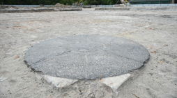 Podczas prac archeologicznych w okolicy Pałacu Bruehla odnaleziono pochodzące z lat 30-tych XX w, fragmenty muru ogrodu MSZ. Fot. PAP/Marcin Obara