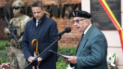 Prezydent Rafał Trzaskowski oraz prezes Związku Powstańców Warszawskich Janusz Maksymowicz podczas uroczystości odsłonięcia tablicy pamiątkowej kpt. Jerzego Mindziukiewicza „Jura” na budynku Związku Powstańców Warszawskich w Warszawie. Fot. PAP/Tomasz Gzell