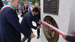 Odsłonięcie medalionu z wizerunkiem odznaki 12. Pułku Ułanów Podolskich w miejscowości Piedimonte San Germano. Fot. PAP/Albert Zawada
