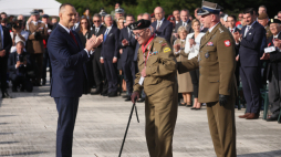 Prezydent RP Karol Nawrocki (L) oraz kapitan Władysław Dąbrowski (C) podczas Apelu Poległych na Polskim Cmentarzu Wojennym pod Monte Cassino, 18 bm. Para prezydencka RP bierze udział w obchodach 82. rocznicy bitwy o Monte Cassino. Fot. PAP/Leszek Szymański
