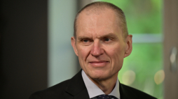 Dziennikarz i działacz mniejszości polskiej na Białorusi Andrzej Poczobut przed wywiadem dla Polskiej Agencji Prasowej, 20 bm. w Warszawie. Andrzej Poczobut spędził 1860 dni w białoruskim więzieniu o zaostrzonym rygorze. Wyszedł na wolność 29 kwietnia br. w wyniku wymiany więźniów na zasadzie „pięciu za pięciu”, w ramach której władze w Mińsku zwolniły trzech Polaków i dwóch obywateli Mołdawii. (pp/zkoc) PAP/Przemysław Piątkowski