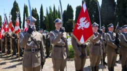 Apel poległych połączony z ceremonią złożenia wieńców i wiązanek kwiatów na Polskim Cmentarzu Wojennym w Casamassima, 20 bm. Trwają obchody 82. rocznicy bitwy o Monte Cassino. Fot. PAP/Albert Zawada