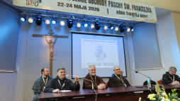 Góra Świętej Anny, 23.05.2026. Generałowie Zakonu Franciszkanów: Zakonu Braci Mniejszych (OFM) o. Massimo Fusarelli (trzeci od prawej), Zakonu Braci Mniejszych Konwentualnych (OFMCap) o. Carlos Alberto Trovarelli (drugi od lewej) i Zakonu Braci Mniejszych Kapucynów (OFMCap) o. Roberto Genuin (trzeci od lewej) podczas ogólnopolskich obchodów 800-lecia śmierci św. Franciszka z Asyżu, 23 bm. na Górze Świętej Anny. Fot. PAP/Krzysztof Świderski