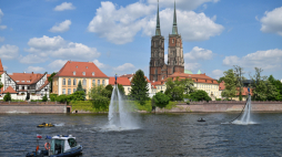 Wrocław, 23.05.2026 r. Dni Odry 2026, 23 bm. przy bulwarze Xawerego Dunikowskiego we Wrocławiu. W programie wydarzenia znalazły się m.in. pokazy e-foil i jetboard oraz pokaz ratownictwa wodnego WOPR. Fot. PAP/Maciej Kulczyński