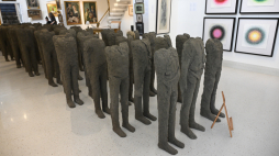 "Bambini" autorstwa Magdaleny Abakanowicz zaprezentowana na wystawie w Domu Aukcyjnym Polswiss Art w Warszawie. Fot. PAP/Radek Pietruszka