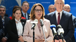 Gdynia, 27.05.2026 r. Marszałek Senatu Małgorzata Kidawa-Błońska oraz senator KO Sławomir Rybicki podczas konferencji prasowej poprzedzającej wspólne wyjazdowe posiedzeniem senackich Komisji: Samorządu Terytorialnego i Administracji Państwowej oraz Kultury i Środków Przekazu w Muzeum Emigracji w Gdyni. Fot. PAP/Marcin Gadomski