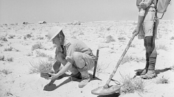 Saperzy z ręcznym wykrywaczem min podczas II bitwy pod El Alamein. Fot domena publiczna