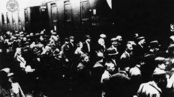 Załadunek więźniów na tarnowskim dworcu. Jeden z pierwszych transportów do KL Auschwitz. Źródło/IPN