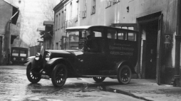 Wyjazd karetki pogotowia do wypadku z siedziby przy ul. Leszno 58.,1926 r./NAC