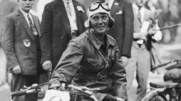 Międzynarodowe Zawody Motocyklowe o Grand Prix w Katowicach, 1929 r. Zawodniczka Janina Loteczkowa na motocyklu Cotton 250./NAC