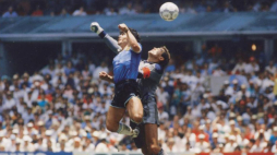 Legendarny argentyński piłkarz Diego Maradona mawiał, że „trochę ręka Boga” odpowiadała za gol, który strzelił Anglii 22 czerwca 1986 r. podczas ćwierćfinału mundialu. Ten uznany przez sędziego nieprawidłowy strzał to w historii sportu ikoniczny przykład oszustwa. Fot. El Gráfico, Public domain, via Wikimedia Commons