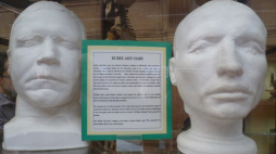 Maska pośmiertna Burke'a (po lewej) i maska ​​życiowa Hare'a (po prawej) w Muzeum Anatomicznym Uniwersytetu Edynburskiego. Fot. kim tray, CC BY-SA 2.0 <https://creativecommons.org/licenses/by-sa/2.0>, via Wikimedia Commons