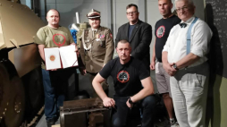 Członkowie Pruszczańskiego Stowarzyszenia Historyczno-Poszukiwawczego Faktoria z odnalezionym przez siebie fragmentem niemieckiego niszczyciela czołgów Nashorn. Fot. EDK