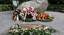 Tymczasowy pomnik upamiętniający polskie ofiary II wojny światowej pod okupacją niemiecką. Fot.  PAP/EPA/FILIP SINGER