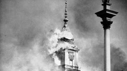 Płonący Zamek Królewski zbombardowany 17. września 1939 r. PAP/CAF