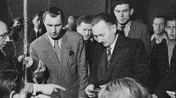 Przewodniczący Krajowej Rady Narodowej Bolesław Bierut głosuje w referendum ludowym. Fot. PAP/Jerzy Baranowski
