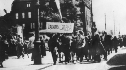 Poznań, 1956 r. Poznański Czerwiec 1956 roku - pierwszy w PRL strajk generalny i demonstracje uliczne krwawo stłumione przez wojsko i milicję. stw PAP/CAF-REPRODUKCJA