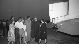 Powitanie Stanisława Cata-Mackiewicza (drugi z prawej) na lotnisku Okęcie w Warszawie 14.06.1956 r.. Fot. PAP/Jerzy Baranowski 
