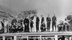 Poznań, czerwiec 1956. Robotnicy poznańskich zakładów H. Cegielskiego rozpoczęli strajk ekonomiczny. Tysięczne tłumy pojawiły się na ulicach. Następnego dnia przeciw manifestantom rzucono wojsko. Fot. Wojciech Kondracki/PAP/CAF/Reprod