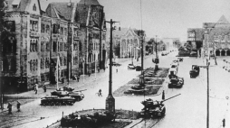 Poznań, czerwiec 1956. Robotnicy poznańskich zakładów H. Cegielskiego rozpoczęli strajk ekonomiczny. Tysięczne tłumy pojawiły się na ulicach. Następnego dnia przeciw manifestantom rzucono wojsko. Fot. Wojciech Kondracki/PAP/CAF/Reprod