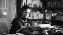 Warszawa 01.1965. Poetka, autorka tekstów piosenek Agnieszka Osiecka w swoim mieszkaniu na Saskiej Kępie. Fot. PAP/Erazm Ciołek