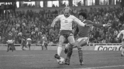 Argentyna Rosario 10.06.1978. XI Mistrzostwa Świata w Piłce Nożnej (1.06-25.06.1978 r.). Mecz Polska - Meksyk (3:1) na Estadio Gigante de Arroyito. Nz. z lewej napastnik (Polska) Grzegorz Lato. gr PAP/Zbigniew Matuszewski 