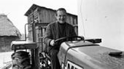 Czesław Miłosz, poeta, pisarz, laureat Nagrody Nobla w dziedzinie literatury w roku 1980. Poeta odwiedził znajomą rodzinę, w ich dworku i gospodarstwie w Klimczycach nad Bugiem. Fot. PAP/Maciej Billewicz