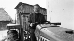 Czesław Miłoszw Klimczycach nad Bugiem. Fot. PAP/Maciej Billewicz