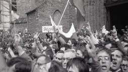 Uczestnicy antykomunistycznej manifestacji na ulicy Świętojańskiej przed archikatedrą Świętego Jana Chrzciciela na Starym Mieście, 1983 r. Fot. PAP/Jerzy Kośnik