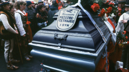 Warszawa 13.kwietnia 1986 r. Staraniem Związku Podhalan przeniesiono doczesne szczątki Kazimierza Przerwy-Tetmajera z Cmentarza Stare Powązkowski na podhalański Cmentarz Zasłużonych w Zakopanem. W dniu 13 kwietnia 1986 o godz. 12.00 odbyła się msza święta, a następnie uroczyste pożegnanie przed kościołem św. Karola Boromeusza. Po uroczystości, w której uczestniczyli m.in. Podhalanie z Oddziałów Związku Podhalan, trumna z prochami poety i jego syna Kazimierza Stanisława opuściła Warszawę. Fot. PAP/Maciej Bel