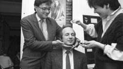 Warszawa, styczeń 1988 r. Redakcja Teleexpressu, telewizyjnego programu informacyjnego, nadawanego codziennie na żywo w TVP1. Na zdjęciu, od lewej: dziennikarz Wojciech Mazurkiewicz, dziennikarz i prezenter radiowy Zbigniew Krajewski, prezenterka telewizyjna i dziennikarka Magdalena Mikołajczak-Olszewska. Fot. PAP/Maciej Belina Brzozowski