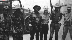 Ryszard Kapuściński w Angoli w 1975 roku. Fot. PAP/Witold Rozmysłowicz