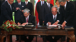 Premier Jan Krzysztof Bielecki i kanclerz Helmut Kohl podpisują Traktat o dobrym sąsiedztwie. Fot. PAP/Grzegorz Rogiński 