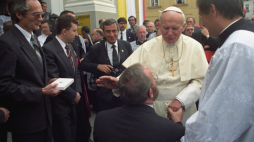 Papież Jan Paweł II podczas swojej IV pielgrzymki do Polski (w 1991 r.) odwiedził m.in. Wadowice. Fot. PAP/Grzegorz Rogiński
