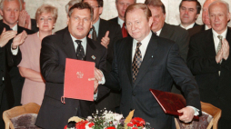 Prezydenci Polski i Ukrainy - Aleksander Kwaśniewski i Leonid Kuczma podczas spotkania w Kijowie. Fpt. PAP/EPA/Sergey Supinsky