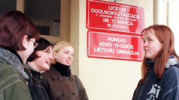 Puńsk, 12.03.1999 r. Liceum Ogólnokształcące z Litewskim Językiem Nauczania im. 11 marca w Puńsku. Fot. PAP/Zdzisław Lenkiewicz