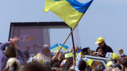 Kijów, Ukraina, 25.06.01. Papież Jan Paweł II jest witany przez wiernych przed mszą w obrządku wschodnim na lotnisku "Czajka" pod Kijowem. Fot. PAP Radek Pietruszka 