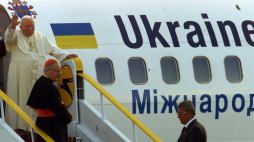 Papież Jan Paweł II na trapie samolotu przed odlotem ze Lwowa 27 czerwca 2001 r. Fot. PAP / Radek Pietruszka 