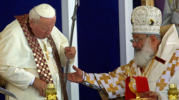 Papież Jan Paweł II (po lewej) z kardynałem Kościoła greckokatolickiego na Ukrainie Lubomirem Guzarem (po prawej) na podium podczas mszy świętej na hipodromie we Lwowie w środę 27 czerwca 2001 r. Fot. EPA EPA/ATTILA KISBENEDEK/AK-BW