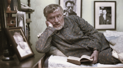 Plan zdjęciowy obyczajowego serialu telewizyjnego pt. "Dom niespokojnej starości". Na zdjęciu aktor Janusz Michałowski jako redaktor Jerzy Petrycki, 2005 r. Fot. PAP/Afa Pixx/Krzysztof Wellman