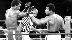 Muhammed Ali (z prawej) w walce bokserskiej z George'em Foremanem w 1974 r. w Kinszasie. Fot. PAP/EPA/AFPI_FILES
