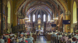 Główna nawa bazyliki Narodzenia Najświętszej Maryi Panny w Gietrzwałdzie. Fot. PAP/Jerzy Ochoński  