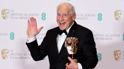Amerykański aktor i komik Mel Brooks pozuje po otrzymaniu nagrody BAFTA podczas gali rozdania nagród Brytyjskiej Akademii Filmowej EE 2017 w Royal Albert Hall w Londynie, Wielka Brytania, 12 lutego 2017 r. Fot. EPA/ANDY RAIN Źródło: PAP/EPA