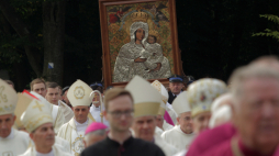 Gietrzwałd, (woj. warmińsko-mazurskie) 10.09.2017 r. Uroczysta procesja z okazji 140. rocznicy objawień maryjnych w Sanktuarium Maryjnym w Gietrzwałdzie. Fot. PAP/Tomasz Waszczuk