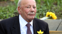 Zygmunt Rolat podczas odsłonięcia drzewa łez (żywego pomnika) wierzby płaczącej w ramach obchodów 75. rocznicy powstania w getcie warszawskim w 2018 r. Fot. PAP/Tomasz Gzell 