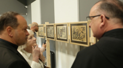 W programie uroczytości jest m.in. zwiedzanie wystawy "Klisze pamięci. Opus Magnum" Mariana Kołodzieja (byłego więżnia niemieckich obozów) w Centrum św. Maksymiliana w Harmężach. Fot. PAP/Art Service 2 