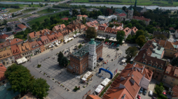 Ratusz (C) w Sandomierzu, 20 bm. W tle most drogowy przez rzekę Wisłę. Fot. PAP/ Rafał Guz