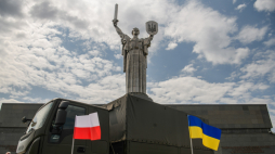 Kijów, Ukraina, 18.05.2024 r. Uroczystość przekazania przez ambasadora RP na Ukrainie do dyspozycji Narodowego Muzeum Historii Ukrainy w Czasach II wojny światowej samochodu Iveco w siedzibie Muzeum w Kijowie. Fot. PAP/Vladyslav Musiienko